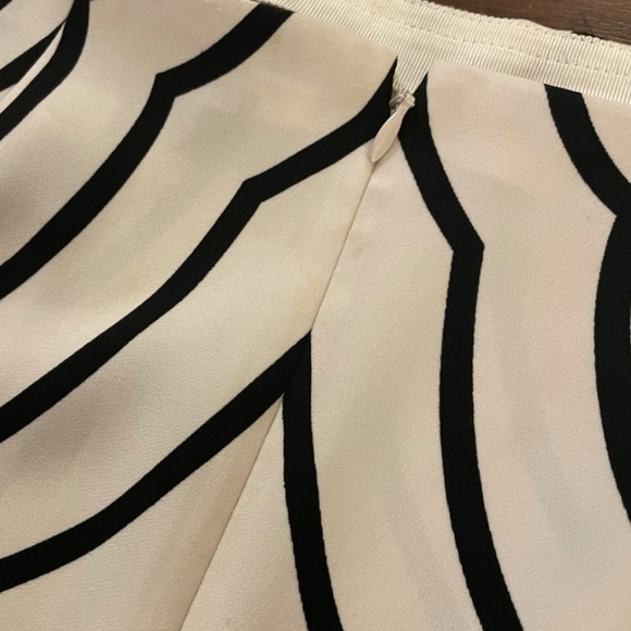 Marc by Marc Jacobs, Gorgeous black and white wave print design skirt! - Picture 5 of 6